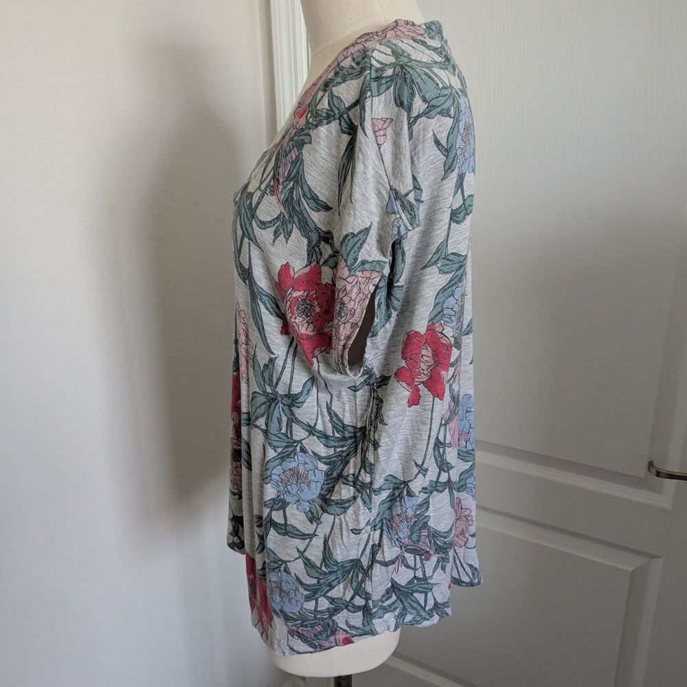 Cupio Floral Short Sleeve Top - Gray and Pink - Picture 4 of 6